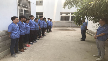 El departamento técnico organiza a los tecnólogos para estudiar el proceso de producción a fondo